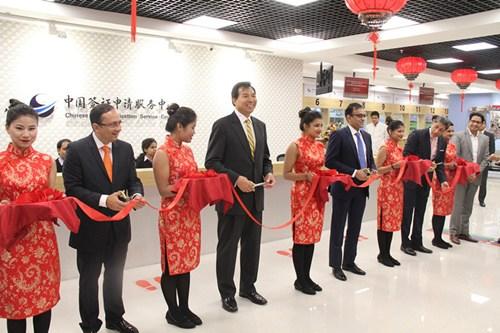 中国侨网中国驻印大使罗照辉(中)出席新德里中国签证新中心启用仪式。