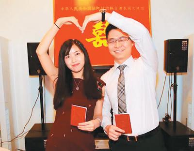 中国侨网一对新人在中国驻阿联酋大使馆登记结婚。 新华社记者 安 江摄