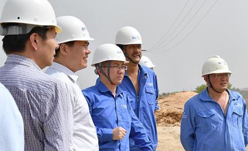 中国侨网26日，周平剑大使（左二）和赵林祥参赞（左三）在宗格鲁水电站项目工地考察。
