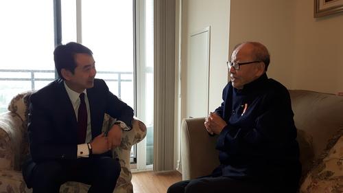 中国侨网何炜总领事与伍卓生先生交谈。（驻多伦多总领馆图片）