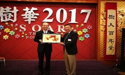 中国侨网罗林泉总领事(左)向树华教育基金会前董事长高大伟(右)赠送纪念品。(驻旧金山总领馆图片)