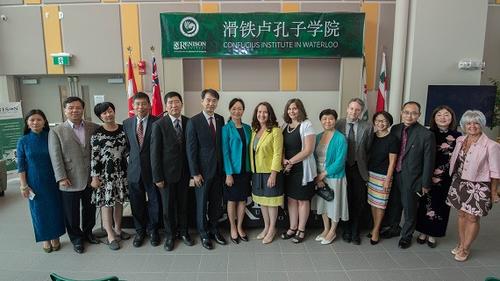 中国侨网何炜与参会嘉宾合影。(中国驻加拿大多伦多总领馆网站图片)