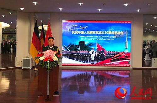 中国侨网中国驻德国大使馆国防兼海、空军武官周明少将在招待会上发表致辞。 冯雪珺摄