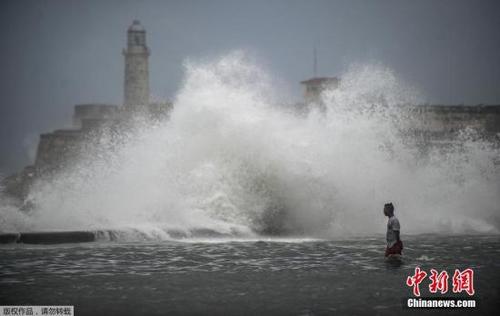 中国侨网资料图：当地时间2017年9月10日，古巴哈瓦那，飓风“艾尔玛”在古巴哈瓦那掀起巨浪。