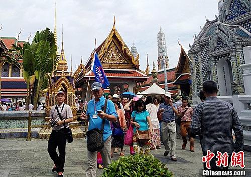中国侨网资料图：大量来自中国各地的游客在泰国大皇宫内游览。中新社记者 陈燕 摄