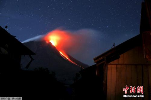 中国侨网资料图：印尼卡罗锡纳朋火山爆发