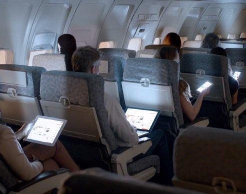 中国侨网中国民航局将放开在飞机上使用手机等便携式电子设备。(澎湃新闻)