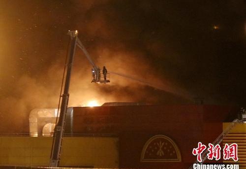 中国侨网当地时间10月8日，消防员正在灭火。当天莫斯科一家名为“辛迪加(SINDIKA)”的大型商场发生火灾。俄紧急情况部发布消息称，目前商场过火面积已达到了5.5万平方米，3000余人被疏散。王修君 摄