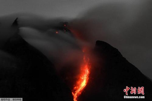 中国侨网资料图：当地时间11月5日，印尼北苏门答腊省锡纳朋火山持续喷发岩浆通红。