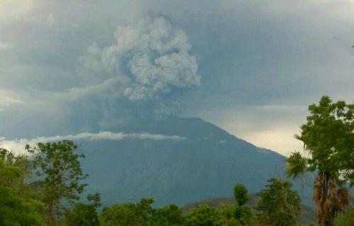 中国侨网阿贡火山再次喷发。(中国驻登巴萨总领馆图片)