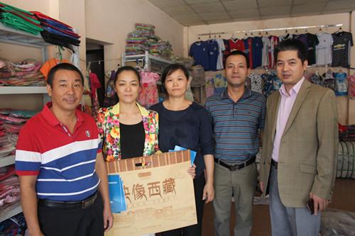 中国侨网使馆工作人员走访乍得华人商铺。