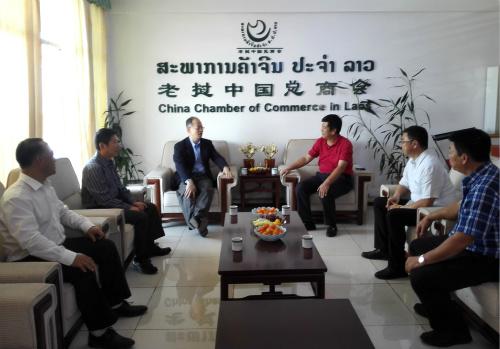 中国侨网驻琅勃拉邦总领事走访老挝中国总商会。