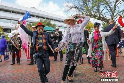 中国侨网资料图:2017年11月10日,全球闻名的“墨尔本赛马节”吸引不少中国游客。中新社记者 陶社兰 摄