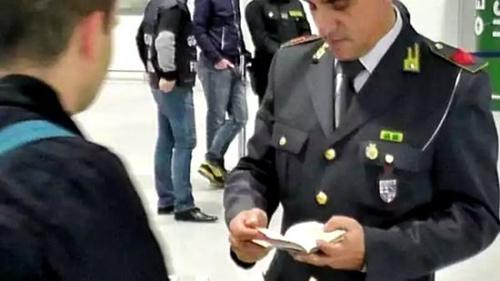 中国侨网意大利机场海关检查过往旅客。(意大利欧联网 资料图)