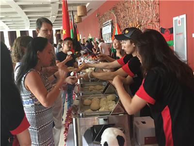 中国侨网驻马拉维使馆食品义卖展台。(图片来源:中国驻马拉维大使馆网站)