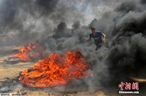 中国侨网当地时间5月14日，迁至耶路撒冷的美国驻以色列新使馆将举行开馆典礼。当天，加沙地带爆发大规模抗议和冲突事件，已经造成了人员伤亡。