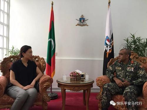 中国侨网驻马尔代夫使馆临时代办会见马海岸警卫队新任司令祖海尔。