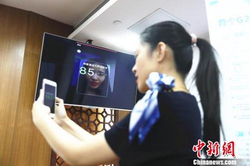 中国侨网工作人员代表现场进行“刷脸认证”　李夏同　摄