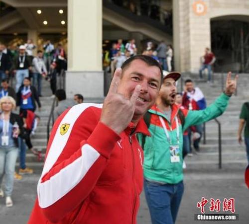 中国侨网当地时间6月14日，俄罗斯世界杯揭幕战在莫斯科卢日尼基体育场结束，东道主俄罗斯5-0大比分击败沙特阿拉伯，赢得开门红。赛后，球迷走出球场，热情高涨。 中新社记者 田博川 摄