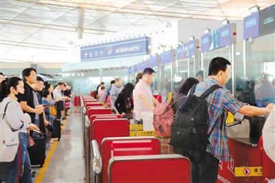 中国侨网中国公民正在北京首都国际机场办理通关手续。