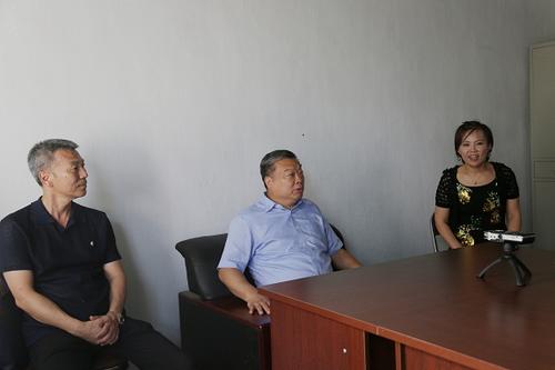 中国侨网中国驻朝鲜大使李进军赴江原道首府元山市走访慰问当地华侨,考察当地侨校。