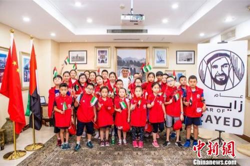 中国侨网图为阿联酋驻华大使阿里·扎希里与中国儿童合影。 钟欣 摄