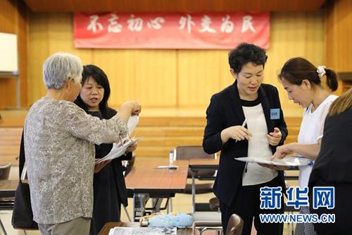 中国侨网9月1日，在日本长野“一日领事馆”活动现场，中国驻日本大使馆领事和现场工作人员为侨民解答业务手续方面的问题。新华网记者杜潇逸 摄