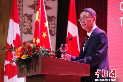 中国侨网中国驻多伦多总领事韩涛在招待会上致词并祝酒。　余瑞冬　摄