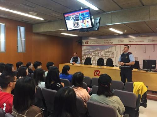 中国侨网驻巴塞罗那总领馆联合西班牙加泰罗尼亚大区塔拉戈纳警方为罗维拉-比尔希利大学中国留学生举行领保宣讲。