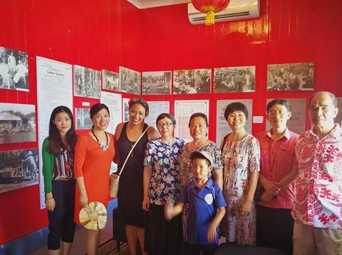 中国侨网使馆妇女小组一行与罗娜在展览室合影