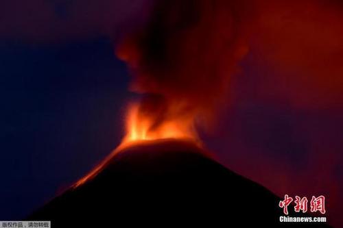 中国侨网资料图片:印尼索普坦火山喷发。