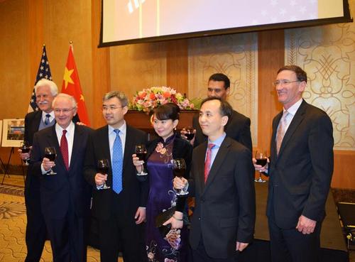 中国侨网当地时间3月8日晚,芝加哥举办“中美建交40周年暨新总领事赵建到任招待会”。图为赵建总领事与夫人、刘军副总领事和部分来宾合影。(美国《芝加哥华语论坛》/苏东波 摄)