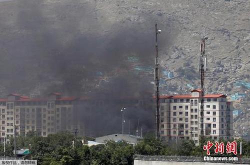 中国侨网当地时间7月1日早上，阿富汗首都喀布尔发生强烈爆炸，美国大使馆附近浓烟滚滚。阿富汗首都喀布尔市中心当天上午发生汽车炸弹袭击，造成至少34人死亡。