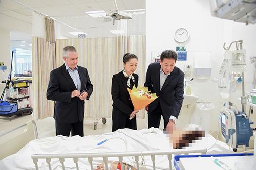 中国驻新西兰大使看望车祸中受重伤游客
