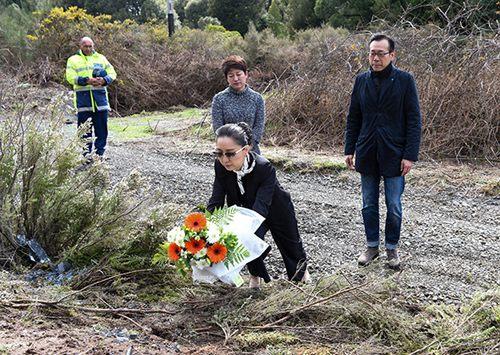 中国驻新西兰大使赴重大车祸现场悼念遇难同胞