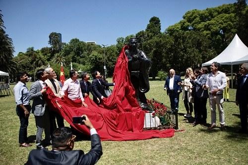 阿根廷布宜诺斯艾利斯市公园孔子雕像揭幕