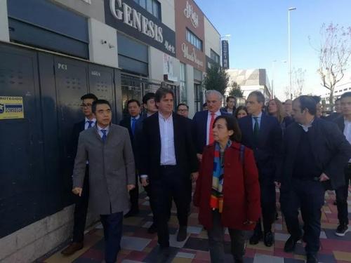 驻西班牙使馆人员与西班牙政府代表走访马德里仓库区