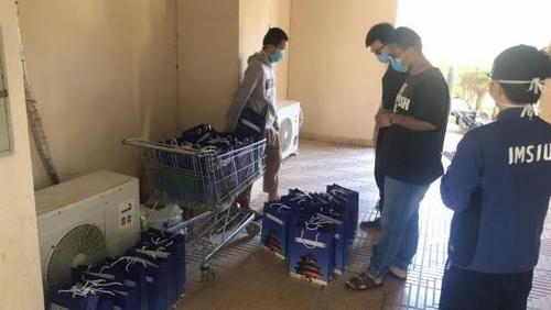 中国留学生在沙特收到防疫物资向祖国表达感谢