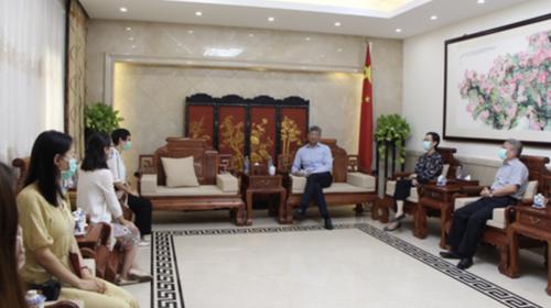 驻缅甸大使送防疫“爱心包”慰问在缅中国留学生
