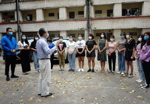 驻越南大使看望在越中国留学生并发放“健康包”