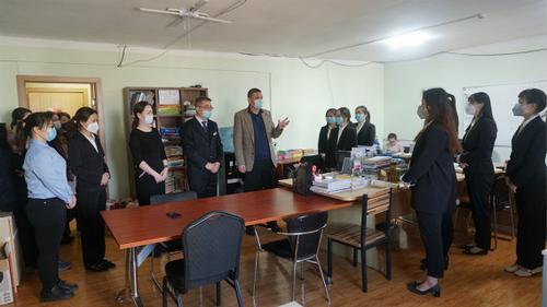 驻蒙古使馆工作人员看望中国留学生和志愿者教师