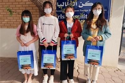 驻科威特使馆向在科中国留学生发放“健康包”