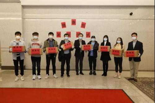 中国驻纽约总领馆为中国留学生发放防疫“健康包”