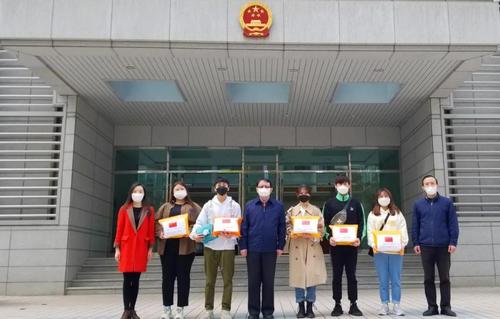 中国侨网驻釜山总领事郭鹏为领区留学生发放“健康包”。（中国驻釜山总领馆）