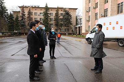 驻俄罗斯使馆向在俄中国留学生发放“健康包”