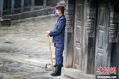 中国侨网尼泊尔封锁期间一位警察在街头执勤。　刘旭　摄