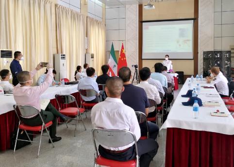 中国抗疫专家组为在赤道几内亚侨胞进行防疫培训