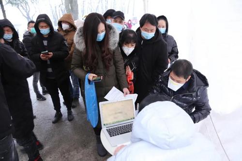 中国侨网中国公民在塞尔维亚进行新冠疫苗接种登记。(图片来源：“领事直通车”微信公众号)