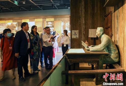 中国侨网海外华文媒体代表参观范长江纪念馆。 王磊 摄