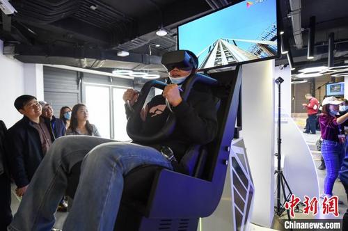 中国侨网图为参访人员体验VR过山车。 何蓬磊 摄